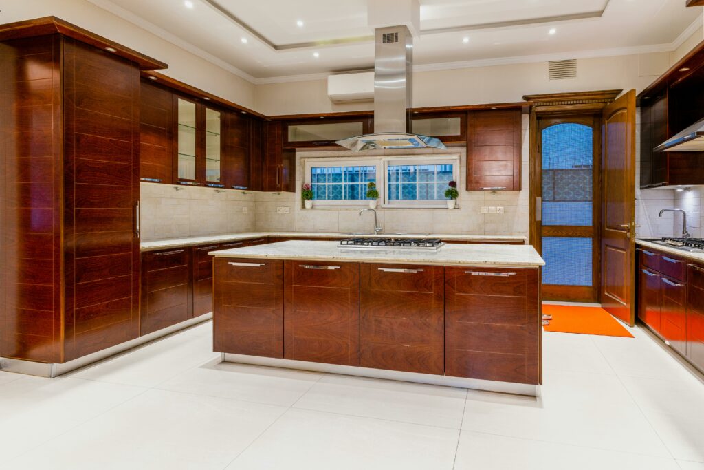 MöbelTech - moderne möbel nach maß Modern kitchen with dark wood cabinets and marble countertops, emphasizing elegant interior design.