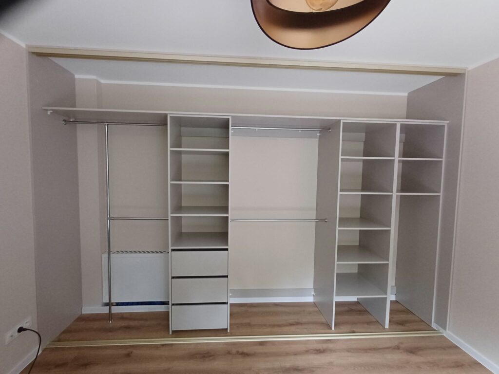 massgefertigter kleiderschrank finsterwalde