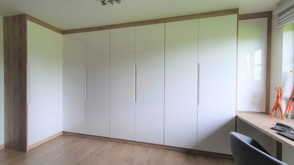 massgefertigter kleiderschrank rheinsberg