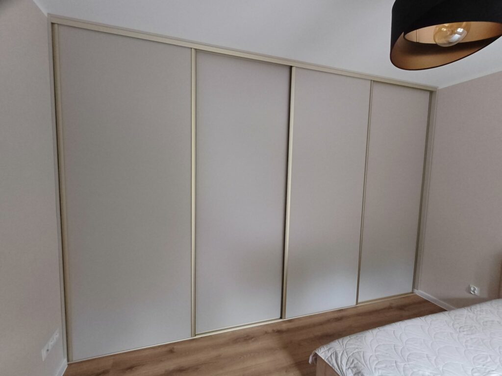 schrank nach mass mit spiegel grossraeschen